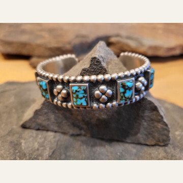 JMK23-Raindrop Bracelet with Kingman Polychrome 1050 WEB